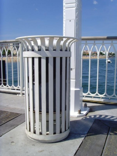 euroform w - street furniture - robust minimalist litter bin made of high-quality steel for urban spaces - Tulip litter bin for waste seperation at the seaside of Arcachon