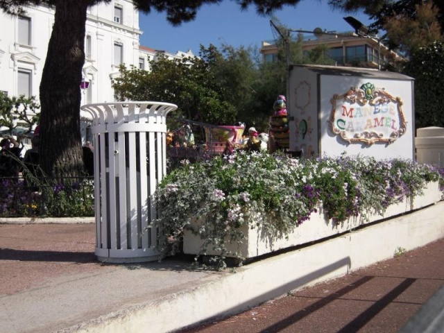 euroform w - street furniture - robust minimalist litter bin made of high-quality steel for urban spaces - Tulip litter bin for waste seperation in the city centre of Monaco