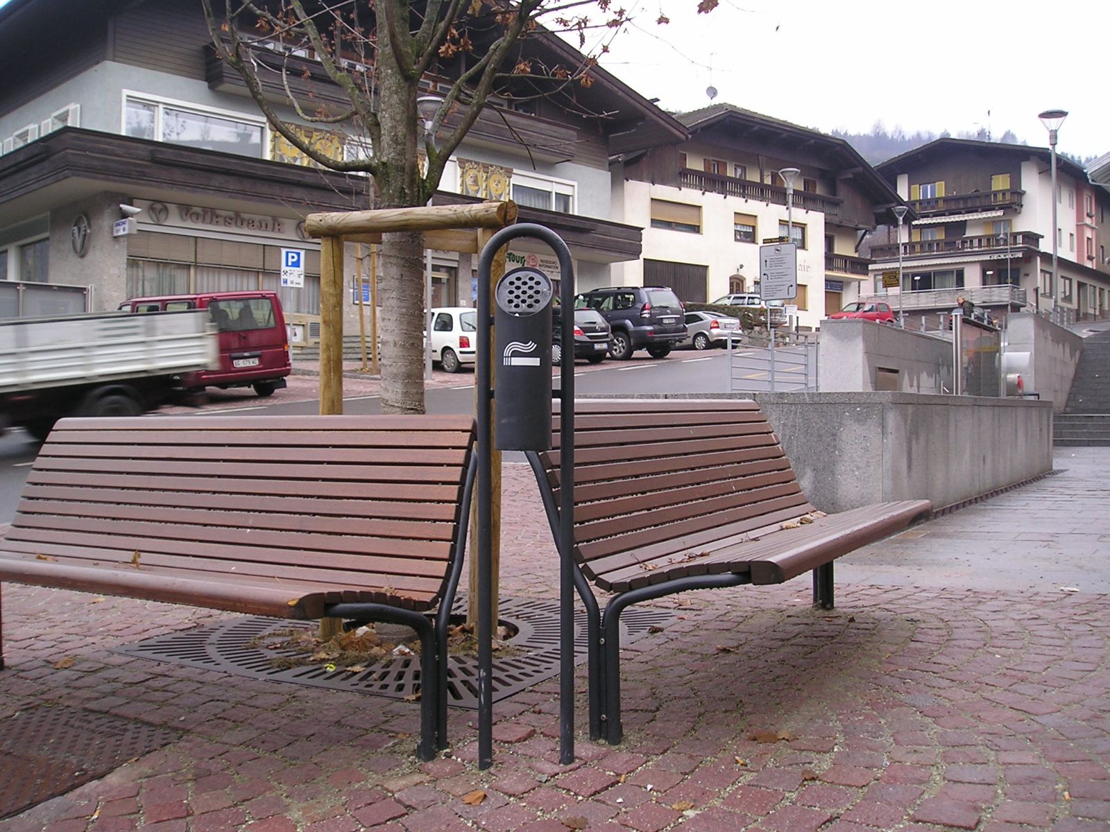 Black Leaf Aschenbecher für draussen stehend aus Metall I Aschenbecher groß,  4 Ablagemulden I für Zigaretten Joints I Aschenbecher für unterwegs