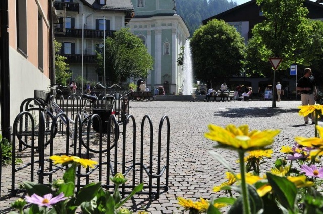 euroform w - Stadtmobiliar - minimalistischer Fahrradständer aus Metall ADFC geprüft - Elegance 180 doppelseitiger Fahrradparker aus hochwertigem Metall