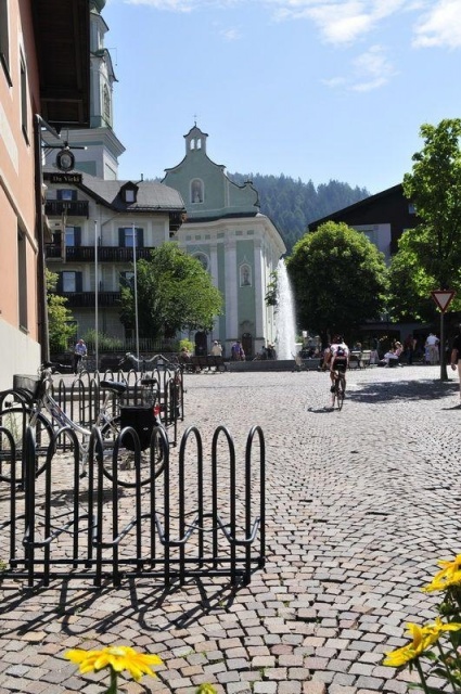 euroform w - Stadtmobiliar - minimalistischer Fahrradständer aus Metall ADFC geprüft - Elegance 180 doppelseitiger Fahrradparker aus hochwertigem Metall