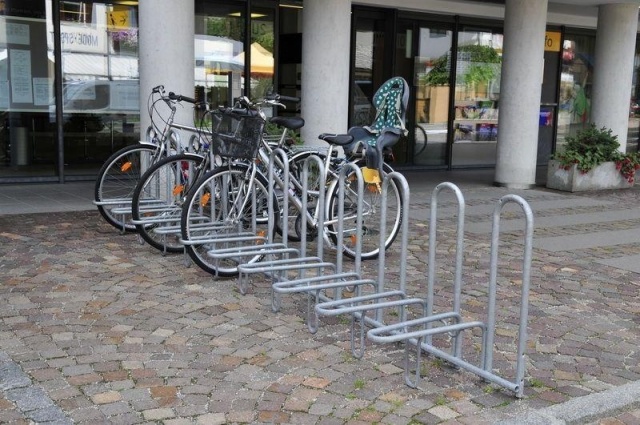 euroform w - Stadtmobiliar - minimalistischer Fahrradständer aus Metall ADFC geprüft - Elegance 182 Fahrradparker aus hochwertigem Metall