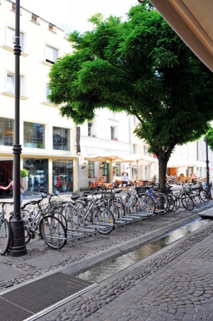 euroform w - Stadtmobiliar - minimalistischer Fahrradständer aus Metall ADFC geprüft - Elegance 182 Fahrradparker aus hochwertigem Metall