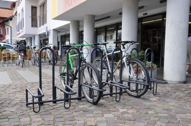 euroform w - Stadtmobiliar - minimalistischer Fahrradständer aus Metall ADFC geprüft - Elegance 182 Fahrradparker aus hochwertigem Metall