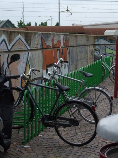 euroform w - Stadtmobiliar - minimalistischer Fahrradständer aus Metall ADFC geprüft - Elegance 182 Fahrradparker aus hochwertigem Metall