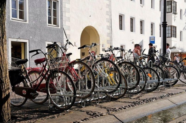 euroform w - Stadtmobiliar - minimalistischer Fahrradständer aus Metall ADFC geprüft - Elegance 182 Fahrradparker aus hochwertigem Metall