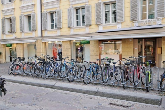 euroform w - Stadtmobiliar - minimalistischer Fahrradständer aus Metall ADFC geprüft - Elegance 182 Fahrradparker aus hochwertigem Metall