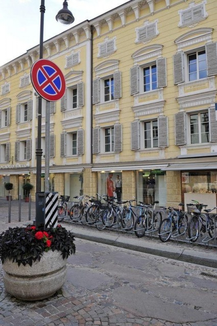 euroform w - Stadtmobiliar - minimalistischer Fahrradständer aus Metall ADFC geprüft - Elegance 182 Fahrradparker aus hochwertigem Metall