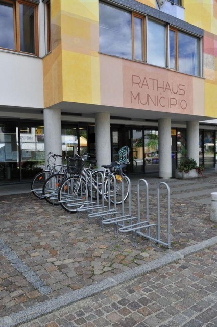 euroform w - Stadtmobiliar - minimalistischer Fahrradständer aus Metall ADFC geprüft - Elegance 182 Fahrradparker aus hochwertigem Metall