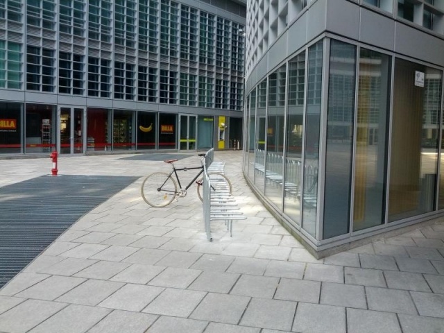 euroform w - Stadtmobiliar - minimalistischer Fahrradständer aus Metall ADFC geprüft - Elegance 186 Fahrradparker aus hochwertigem Metall