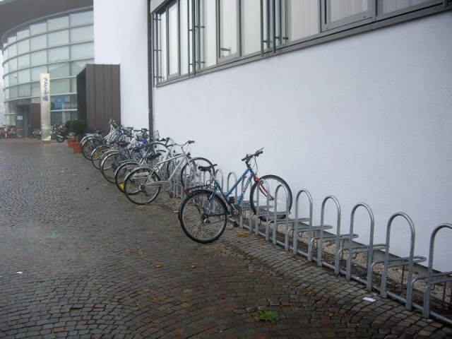 euroform w - Stadtmobiliar - minimalistischer Fahrradständer aus Metall ADFC geprüft - Elegance 186 Fahrradparker aus hochwertigem Metall