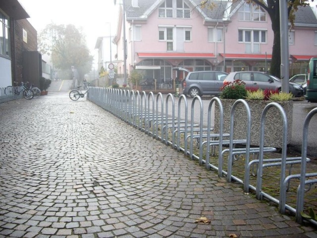 euroform w - Stadtmobiliar - minimalistischer Fahrradständer aus Metall ADFC geprüft - Elegance 186 Fahrradparker aus hochwertigem Metall