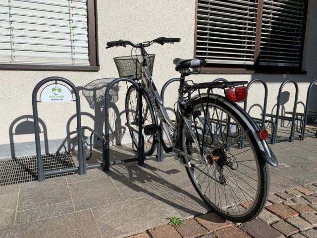 euroform w - Stadtmobiliar - minimalistischer Fahrradständer aus Metall ADFC geprüft - Elegance 186 Fahrradparker aus hochwertigem Metall