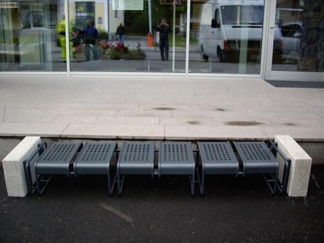 euroform w - Stadtmobiliar - robuster Fahrradständer aus Metall und Beton - Basic 196L Fahrradparker