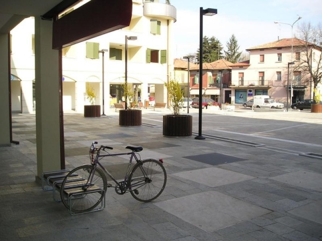 euroform w - street furniture - sturdy bike rack made of wood and metal - Basic 196 bike storage