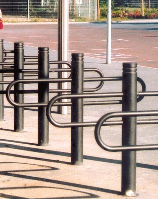 euroform w - arredo urbano - portabici minimalista in metallo in centro città con biciclette - Fritz rastrelliera bici