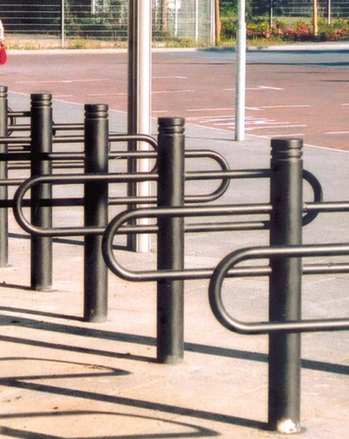 euroform w - street furniture - minimalist metal bike rack in city centre with bikes - Fritz metal bike storage