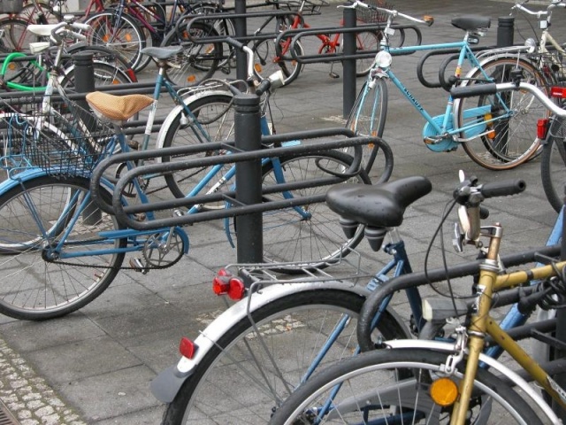 euroform w - Stadtmobiliar - minimalistischer Fahrradständer aus Metall in Stadtzentrum mit Fahrrädern - Fritz Fahrradparker