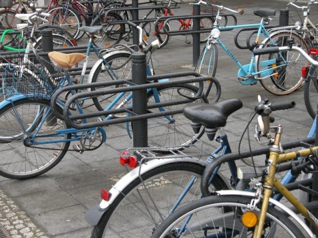 euroform w - street furniture - minimalist metal bike rack in city centre with bikes - Fritz metal bike storage