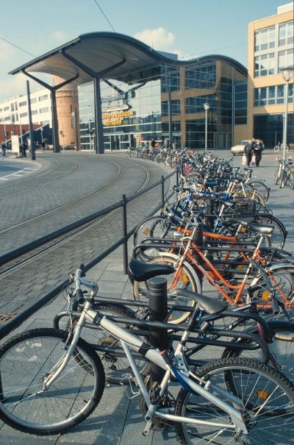 euroform w - arredo urbano - portabici minimalista in metallo in centro città con biciclette - Fritz rastrelliera bici