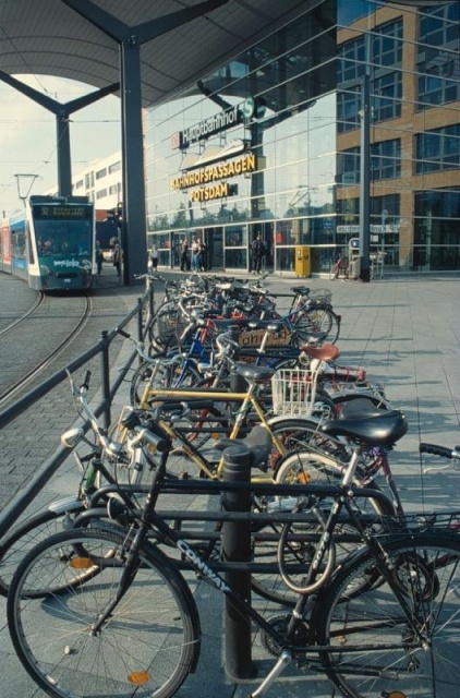 euroform w - arredo urbano - portabici minimalista in metallo in centro città con biciclette - Fritz rastrelliera bici