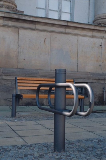 euroform w - street furniture - minimalist metal bike rack in city centre with bikes - Fritz metal bike storage