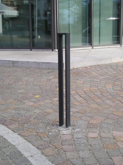 euroform w - Stadtmobiliar - minimalistischer Fahrradständer aus Metall - minimalistischer Poller aus Metall - Absperrsystem aus Metall - Lineapalo