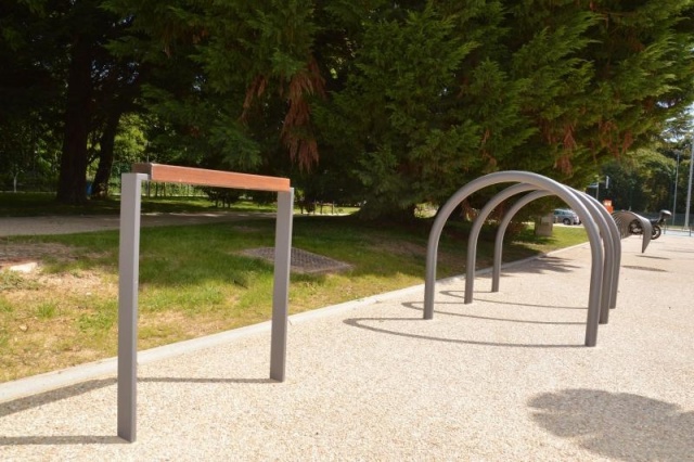 euroform w - street furniture - minimalist metal bicycle stand - minimalist metal bollard - metal barrier system - Lineasosta