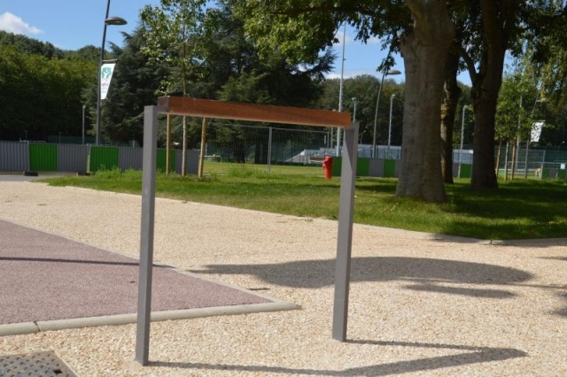 euroform w - street furniture - minimalist metal bicycle stand - minimalist metal bollard - metal barrier system - Lineasosta