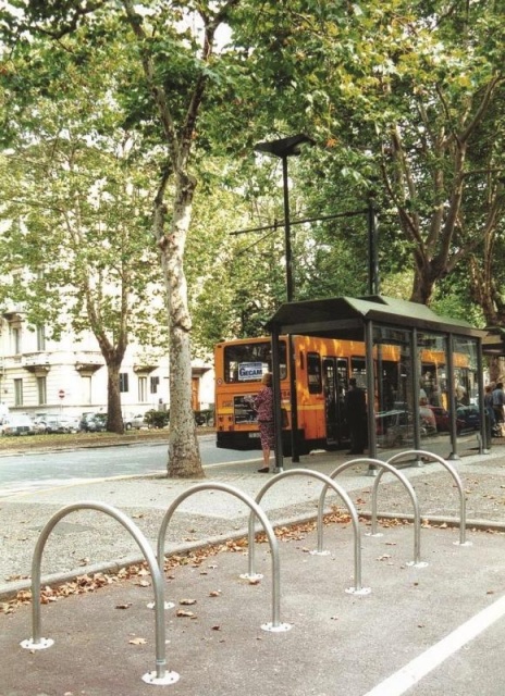 euroform w - Stadtmobiliar - minimalistischer Fahrradständer aus Metall - minimalistischer Poller aus Metall - Absperrsystem aus Metall - Arco