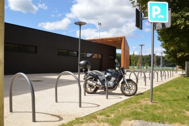 euroform w - Stadtmobiliar - minimalistischer Fahrradständer aus Metall - minimalistischer Poller aus Metall - Absperrsystem aus Metall - Arco