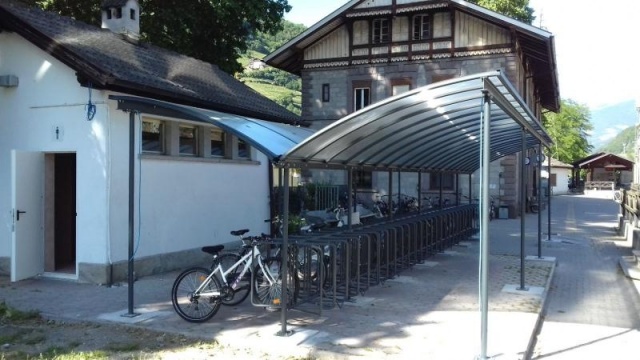 euroform w - street furniture - Bicycle stand with roofing at train station - Wing Bike metal bicycle depot with ADFC-tested bicycle stand - bike shelter in metal and glass