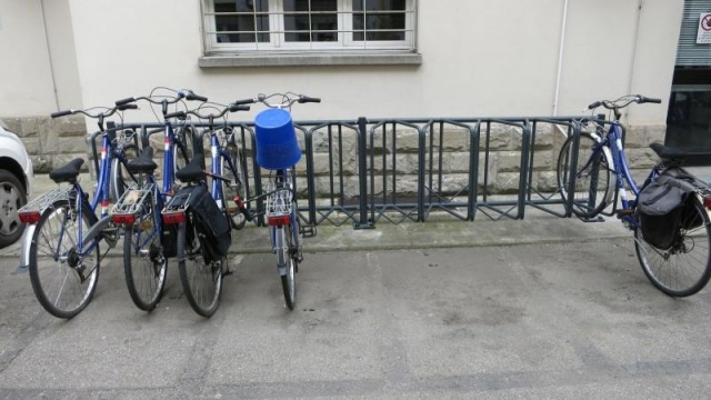 euroform w - Stadtmobiliar - Fahrradständer mit Überdachung bei Wohnkomplex - Wing Bike Fahrraddepot aus Metall mit ADFC geprüftem Fahrradständer