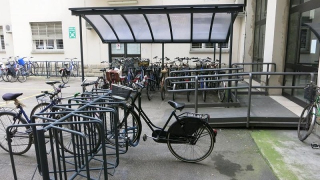 euroform w - Stadtmobiliar - Fahrradständer mit Überdachung bei Wohnkomplex - Wing Bike Fahrraddepot aus Metall mit ADFC geprüftem Fahrradständer