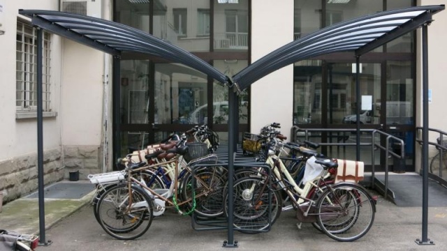 euroform w - Stadtmobiliar - Fahrradständer mit Überdachung bei Wohnkomplex - Wing Bike Fahrraddepot aus Metall mit ADFC geprüftem Fahrradständer