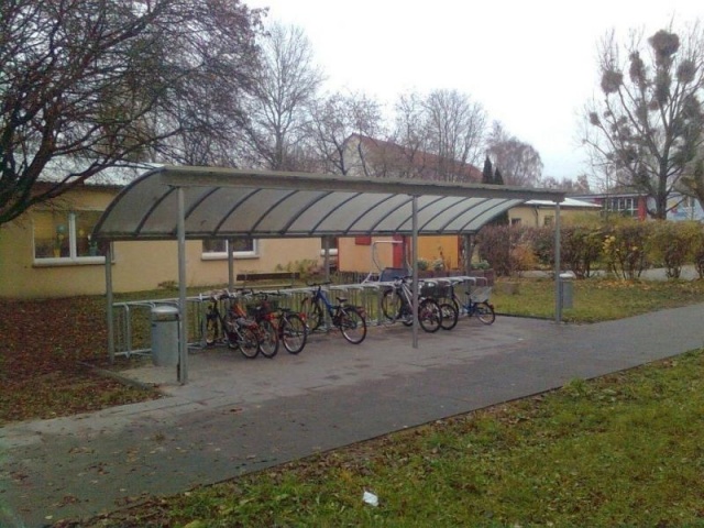 euroform w - Stadtmobiliar - Fahrradständer mit Überdachung bei Wohnkomplex - Wing Bike Fahrraddepot aus Metall mit ADFC geprüftem Fahrradständer