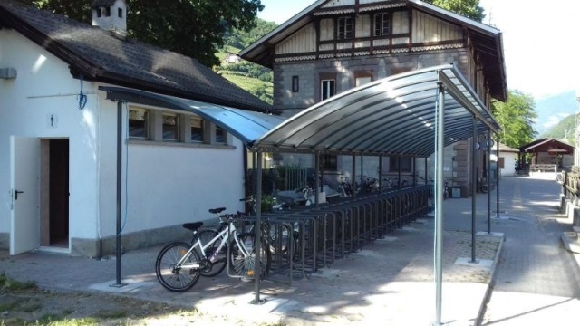 euroform w - Stadtmobiliar - Fahrradständer mit Überdachung bei Bahnhof - Wing Bike Fahrraddepot - Fahrradüberdachung aus Glas und Metall