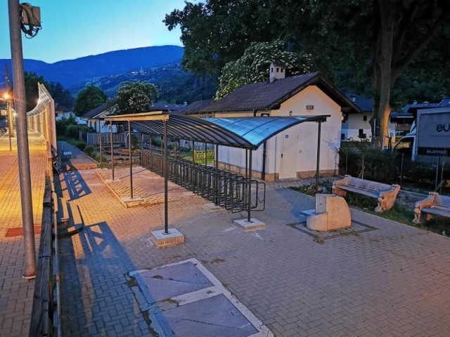 euroform w - street furniture - Bicycle rack with shelter near railway station - Wing Bike bicycle depot - Bicycle canopy made of glass and metal