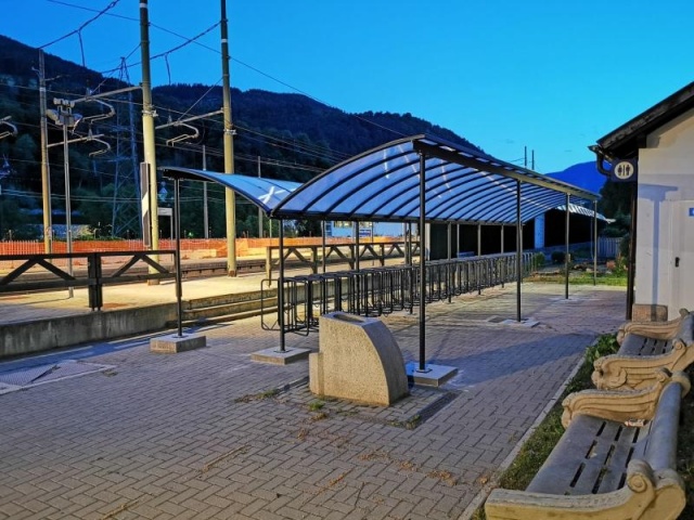 euroform w - street furniture - Bicycle rack with shelter near railway station - Wing Bike bicycle depot - Bicycle canopy made of glass and metal