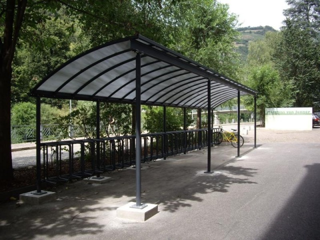 euroform w - street furniture - Bicycle rack with shelter for residential area - Wing Bike bicycle depot - Bicycle canopy made of glass and metal