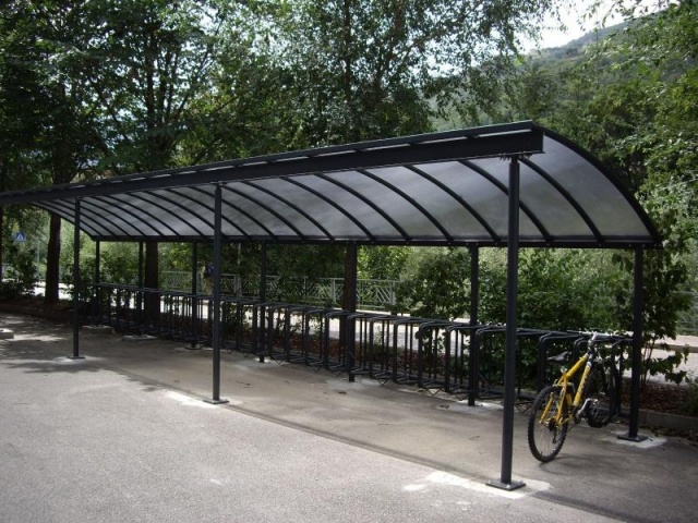 euroform w - Stadtmobiliar - Fahrradständer mit Überdachung bei Wohnkomplex - Wing Bike Fahrraddepot - Fahrradüberdachung aus Glas und Metall