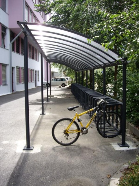 euroform w - arredo urbano - Portabici con copertura davanti a complesso residenziale - Deposito bici Wing Bike - Pensilina per biciclette in vetro e metallo