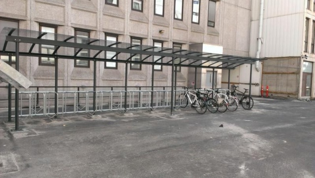 euroform w - Stadtmobiliar - Fahrradständer mit Überdachung bei Wohnkomplex - Combi Bike Überdachung für städtische Räume