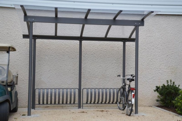 euroform w - Stadtmobiliar - Fahrradständer mit Überdachung bei Sportzone in Frankreich - Combi Bike Überdachung für städtische Räume