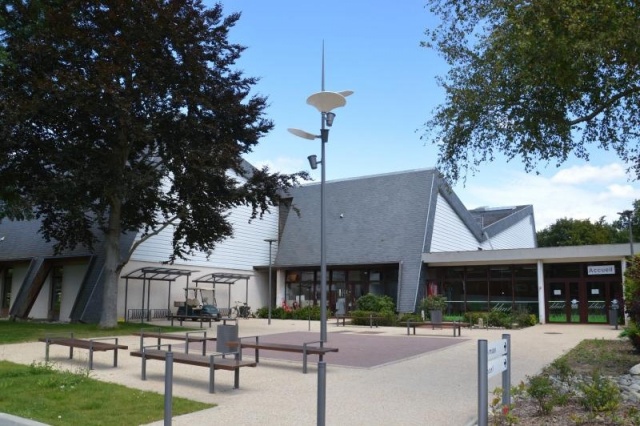 euroform w - street furniture - bike rack with shelter at sports centre in France - Combibike Metal and glass shelter - velostation for cities