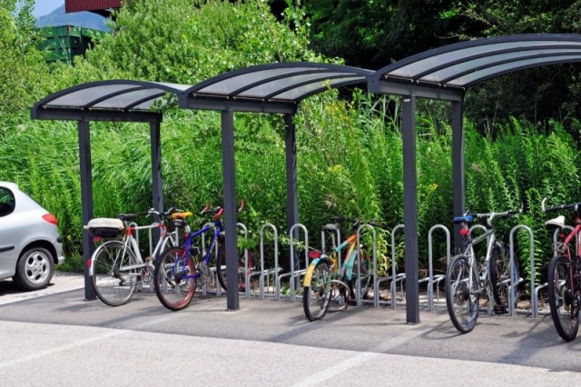 euroform w - Stadtmobiliar - Fahrradständer mit Überdachung bei Wohnsiedlung in Südtirol - Galleria Überdachung aus Metall und Glas