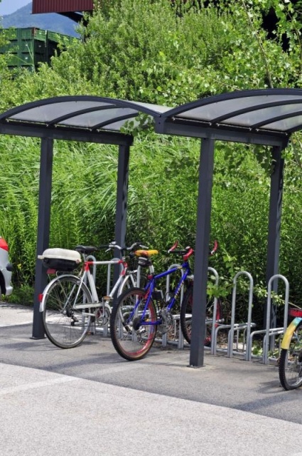 euroform w - Stadtmobiliar - Fahrradständer mit Überdachung bei Wohnsiedlung in Südtirol - Galleria Überdachung aus Metall und Glas