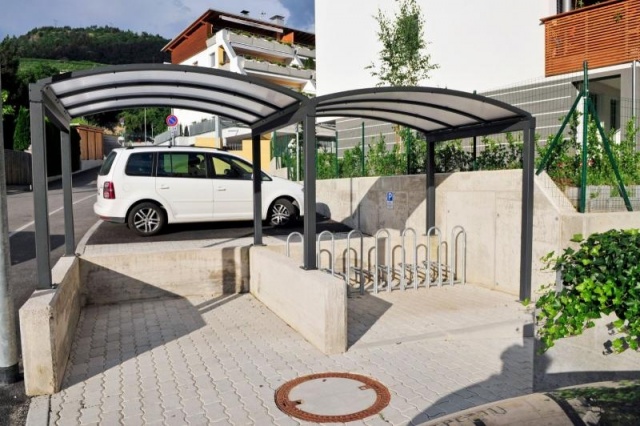 euroform w - Stadtmobiliar - Fahrradständer mit Überdachung bei Wohnsiedlung in Südtirol - Galleria Überdachung aus Metall und Glas