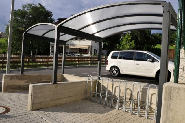 euroform w - Stadtmobiliar - Fahrradständer mit Überdachung bei Wohnsiedlung in Südtirol - Galleria Überdachung aus Metall und Glas