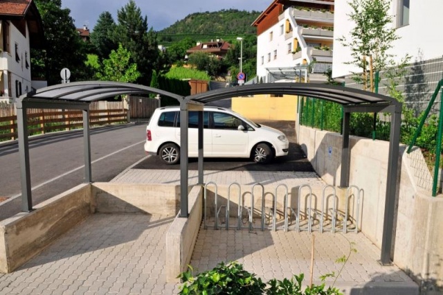 euroform w - arredo urbano - Portabici con copertura in un complesso residenziale in Alto Adige - Galleria Pensilina in metallo e vetro - velostazione per città